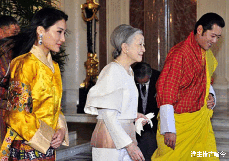 21歲不丹王後出訪日本：粉嫩和服讓國王心醉，穿正黃色贏瞭紀子妃-圖3