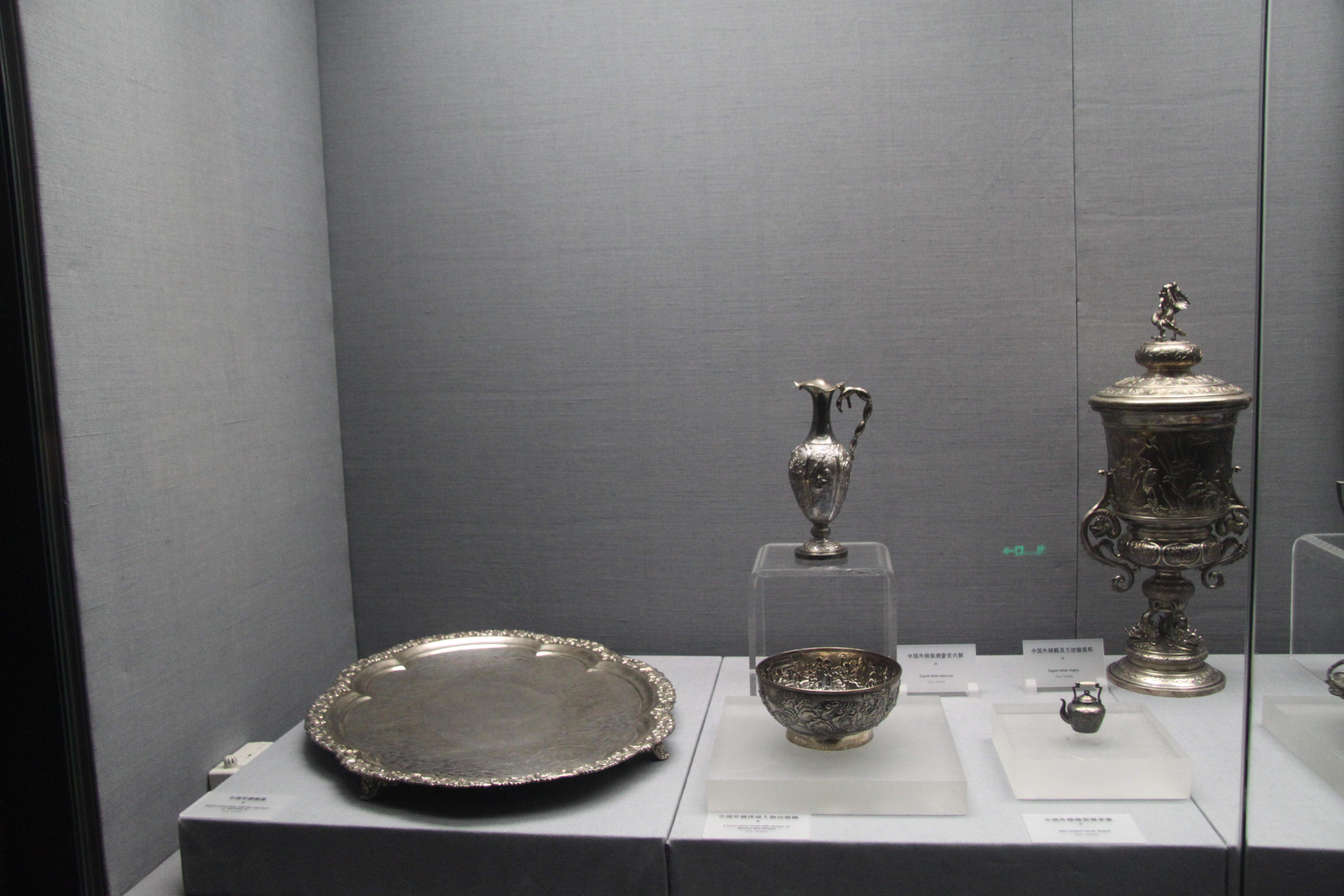 |广博展厅中，外销品品类涵盖画卷、金银器、钟表、瓷器和扇子等