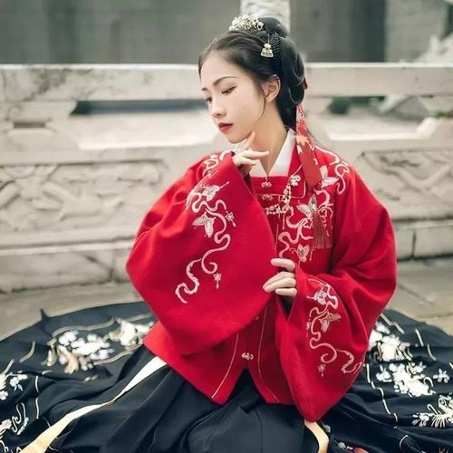 汉服资讯古装文化|有被奥运会上的中国红惊艳到？其实，汉服红黑配色同样耀眼又霸气