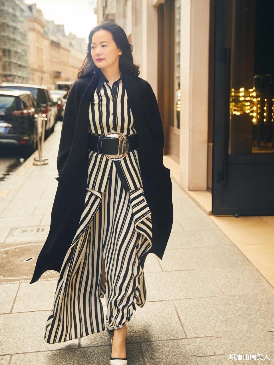 峨眉山周美人|有肚子的女人别只会“塞衣角”，学咏梅的显瘦穿法，藏肉又时髦