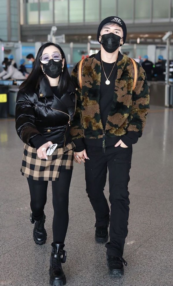 钟丽缇|钟丽缇为秀曲线真拼，大冷天非要穿紧身棉服，不料却壮成金刚芭比