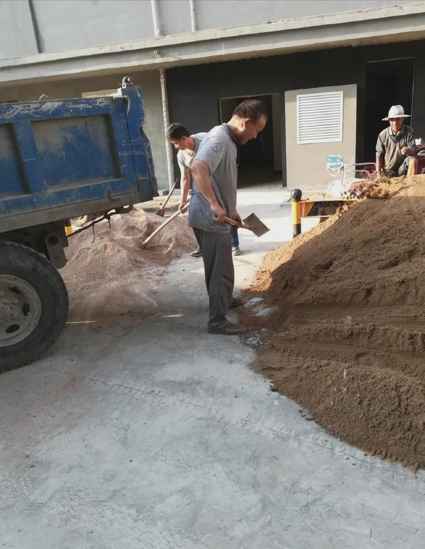 |装修公司铺地砖居然用这种沙子，业主看到后坚决要求更换