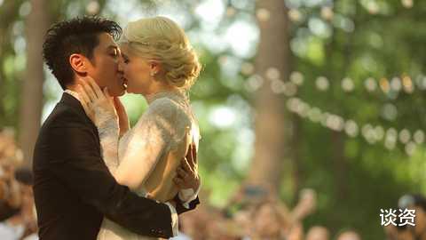 撒贝宁|44岁撒贝宁龙凤胎儿女首曝光，2岁女儿呆萌可爱，奢侈品衣着抢眼