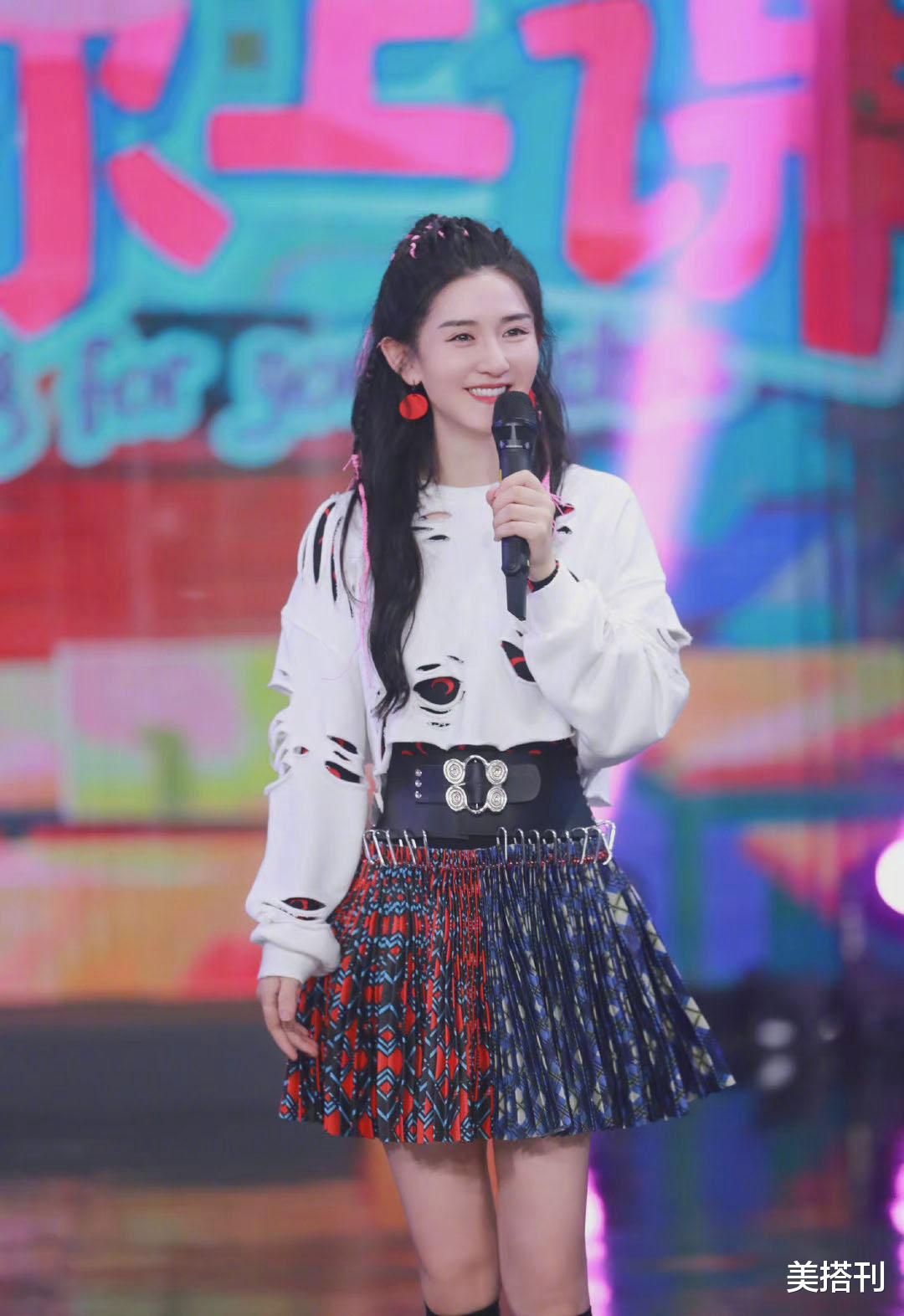 谢娜|40岁谢娜真“嫩”!产后首次回归一身女团装劲歌热舞,身材超火辣