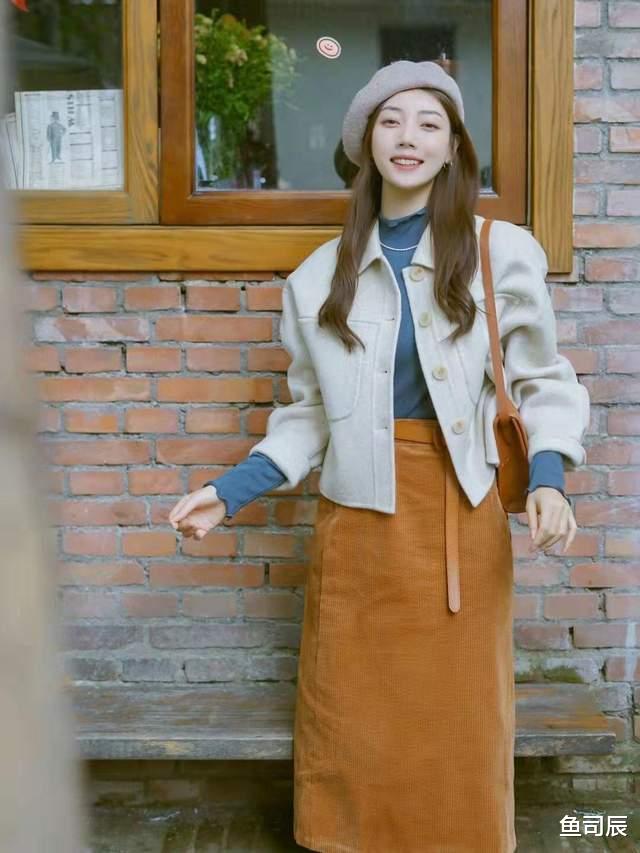 鱼司辰 女生博主秋冬穿搭指南，针织开衫搭配百褶半身裙，高贵优雅又温柔