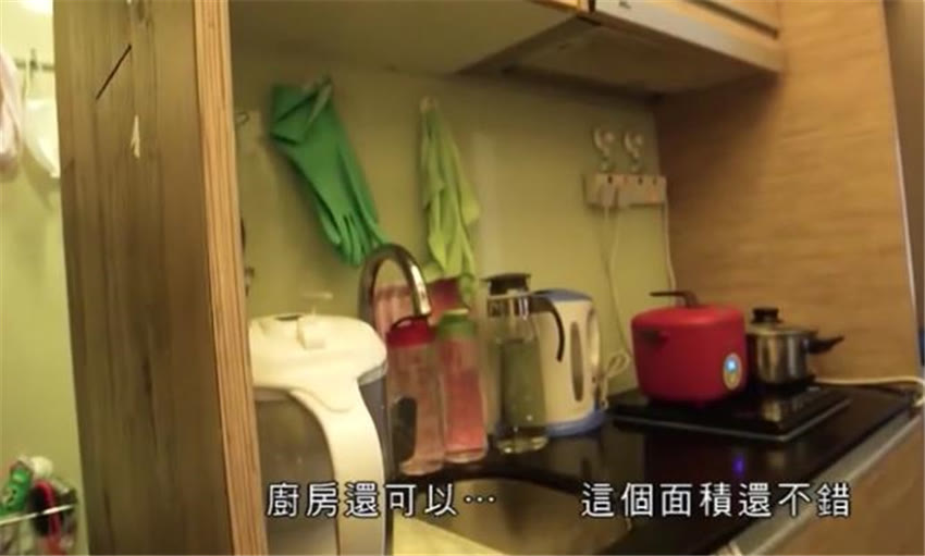 宋仲基|香港小夫妻蜗居9㎡劏房，床上晾衣服柜子后是卫生间，太难了