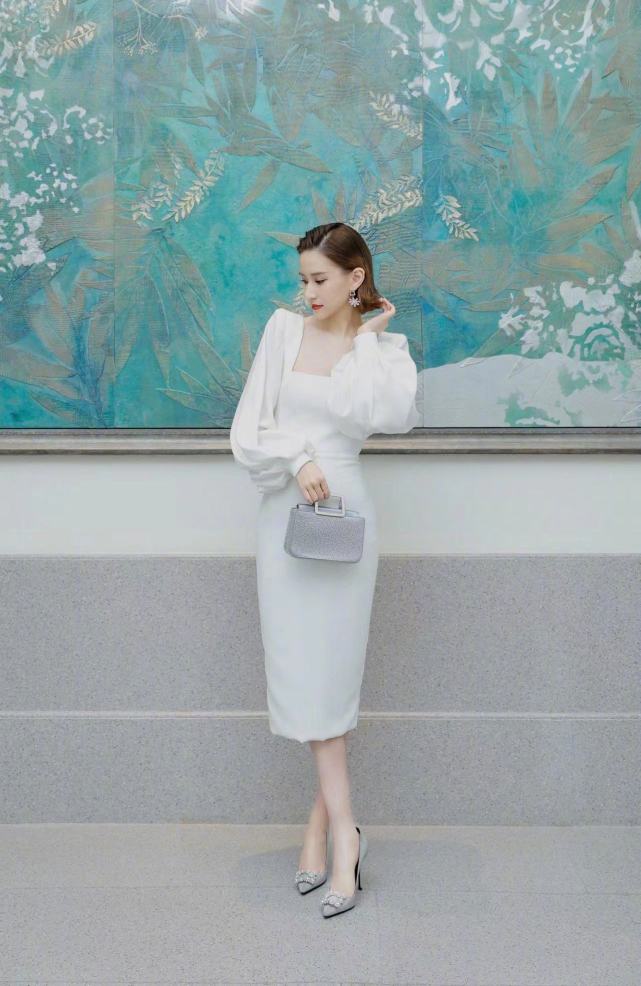 |赌王千金何超莲终于摆出名媛范！穿泡泡袖长裙浪漫甜美，气质出众