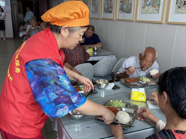 盐城|淄博一村里有个“长者食堂”：老人免费吃午餐，一周七天不重样