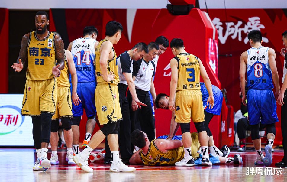 违反体育道德犯规|严惩万圣伟!黑肘偷袭CBA外援吃违体,8倍慢镜还原脏动作