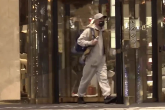 陈小春|陈小春近况不佳?和老婆接孩子心不在焉不停吸烟,直播翻车还被告