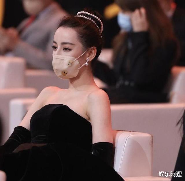 迪丽热巴|迪丽热巴恋情新锤？躲避好心搀扶的李现，却主动靠近黄景瑜身边