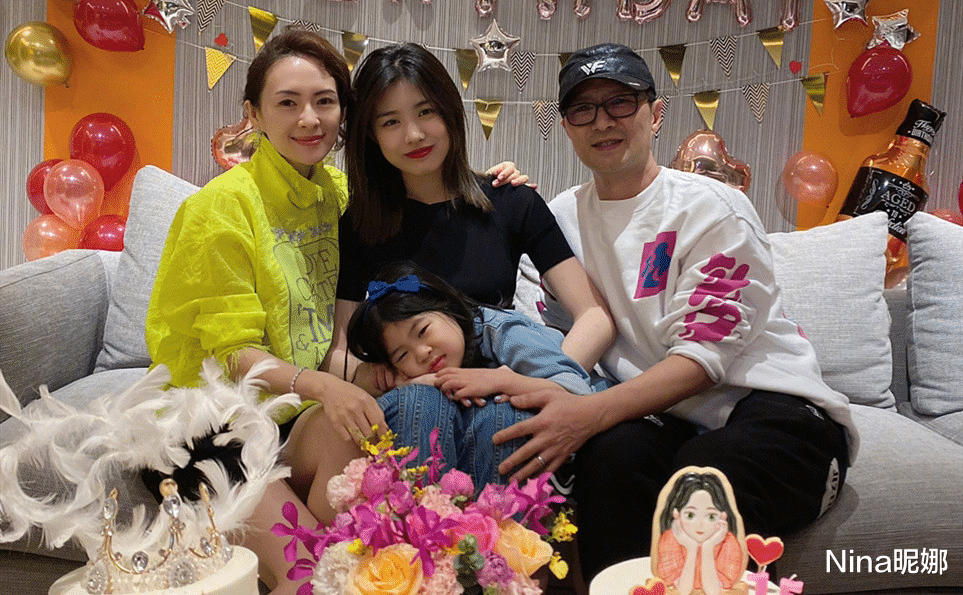 Nina昵娜|汪峰大女儿发育彻底成熟，大胆穿吊带美过章子怡，化浓妆真像亲妈