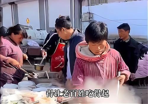 大老胡说三农 山东拉面哥被迫停业恳求放过，“疯狂”的自媒体人：你们该回家了