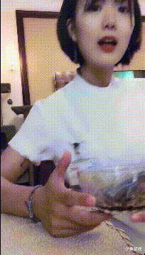 小秦星座|搞笑GIF：本想试探你一下女友，没想到他真的要