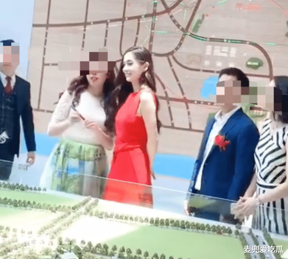 Angelababy|baby现身深圳看房？身材高挑气质好，销售人员点头哈腰太刻意