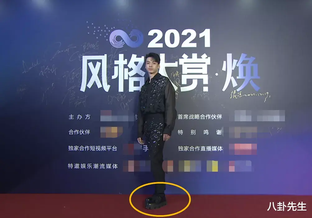 蒋勤勤|最新红毯：蒋勤勤像乡村企业家，程潇红裙诡异，男星穿厚底鞋增高