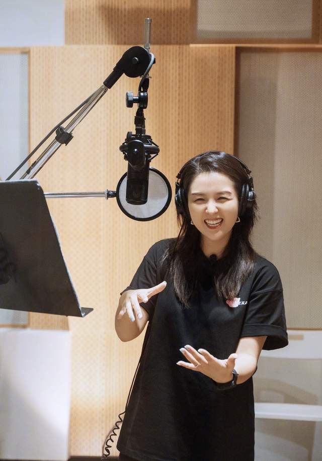 圣诞节|歌手何洁发劲舞视频庆祝圣诞节，惨遭网络暴力，目前已经删除该视频