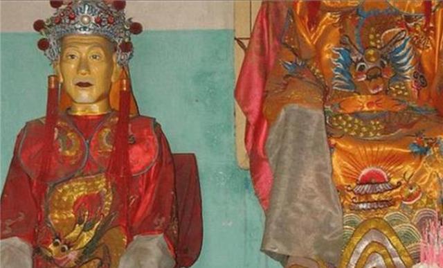 DEEP深度世界|父亲去世后，孝子将遗体塑金身摆家里供奉，全村无人敢去串门