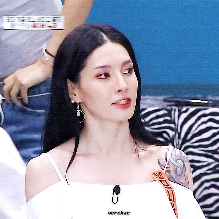 卡戴珊|卡戴珊身材配郑秀晶的脸？登场就辣到全场沸腾，女爱豆看了也自卑