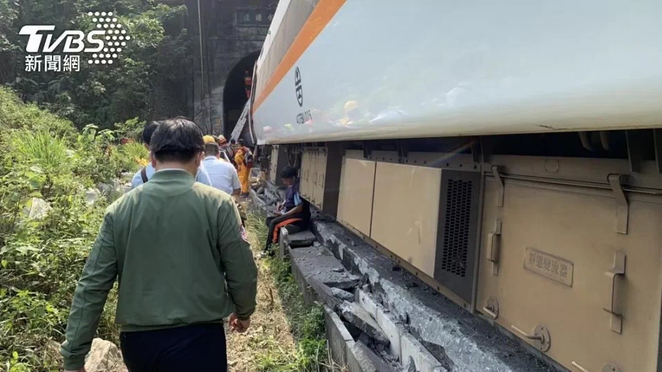 海峡导报社 台铁出轨48死上百伤，交通部门负责人林佳龙：承担一切政治责任，但不下台