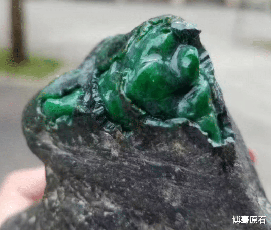 翡翠|刷爆圈内的“乌皮擦口”翡翠原石，一刀切开货主直接气晕，百万打了水漂！