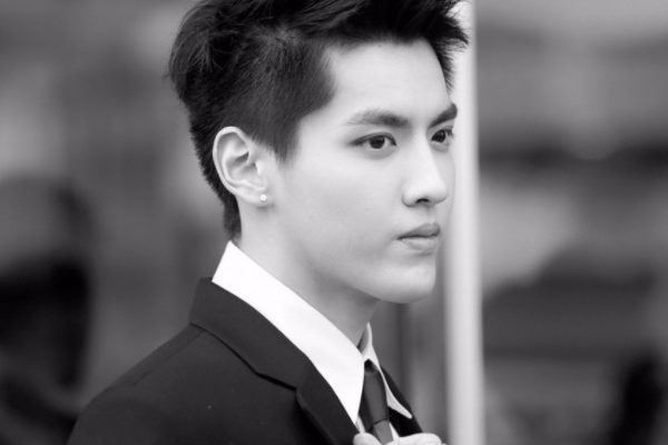 吴亦凡|吴亦凡被捕后，曝其妈妈现身朝阳区，“披头散发”状态低迷