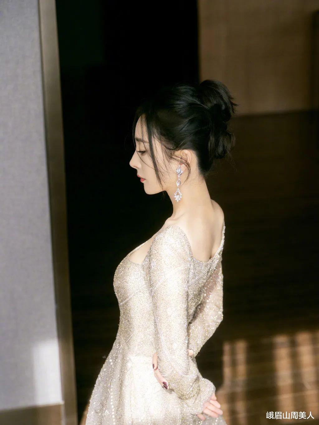 t恤|?女人别总扎“低马尾”，今年流行这3种发型，杨幂、迪丽热巴早安排了！