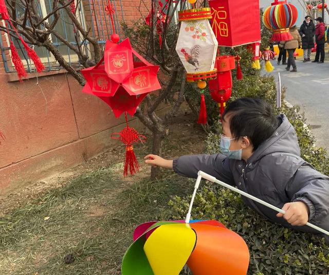 北京日报客户端 新春走基层｜居民齐动手，扮靓社区迎新年