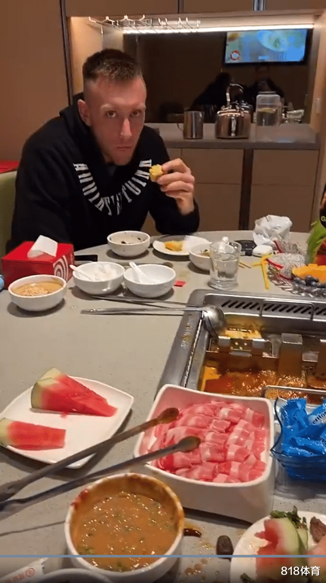 周琦|凤凰队长: 周琦风趣幽默, 我们都爱吃汉堡, 约着外出吃饭很快就熟了