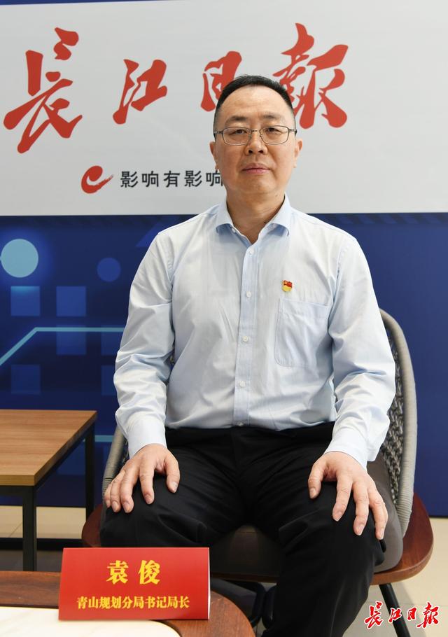 长江日报 窗口工作人员频遭差评，直播现场回应：作风“浮”、能力“庸”