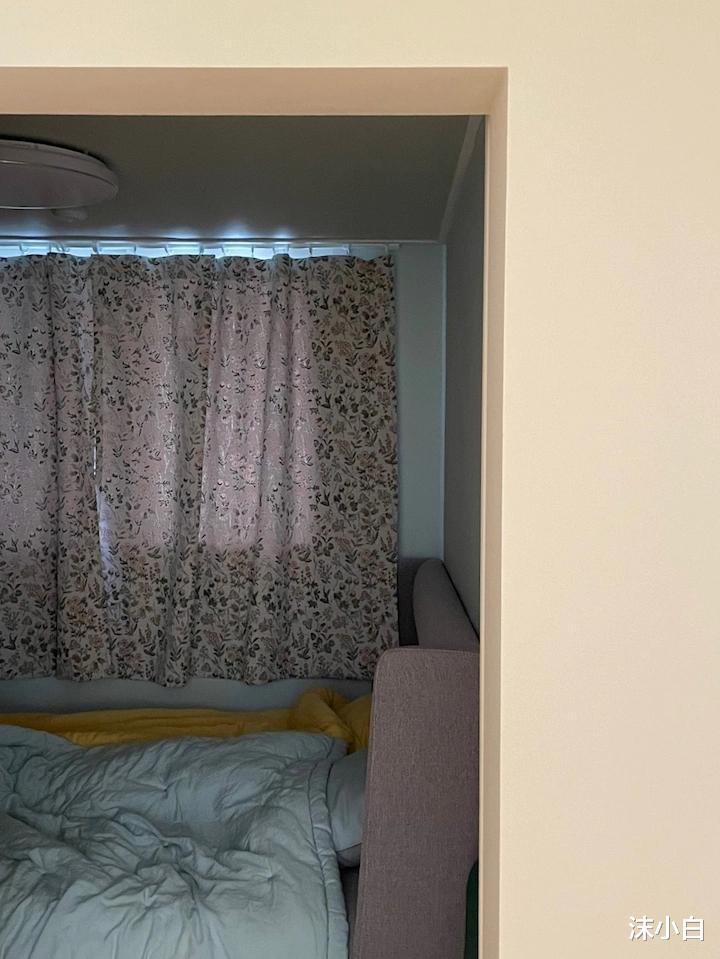 |晒她80小房子，主卧改成客厅，自己睡4㎡房间，开门就躺下！爱了