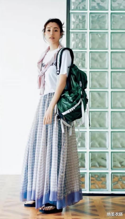 绝美衣搭|凭什么早秋一定穿奶茶色?我偏不!最时髦的“亮色配色”,大爱啊