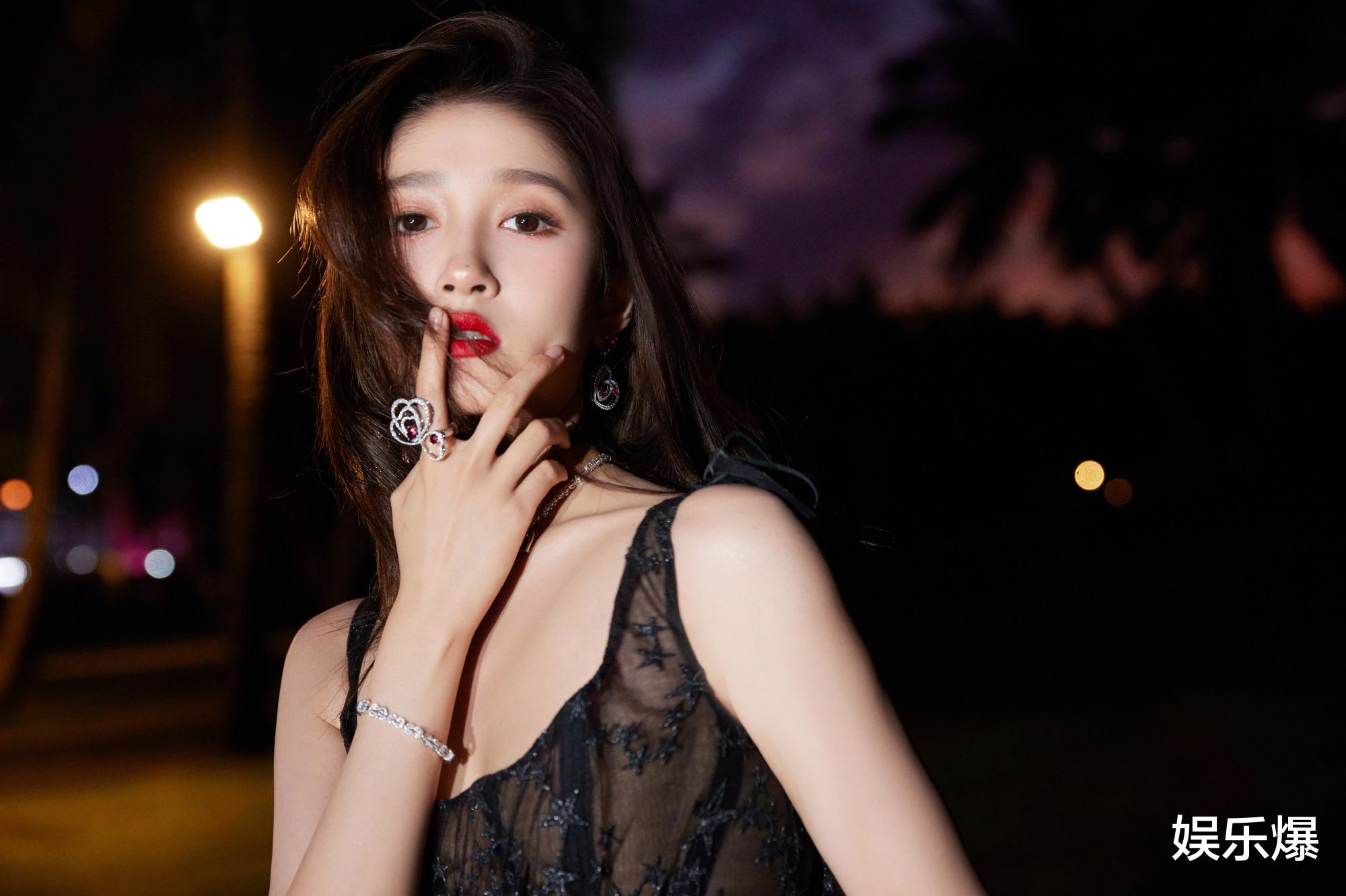 迪丽热巴|GQ盛典明星造型：Angelababy优雅，热巴仙气，周冬雨让人眼前一亮