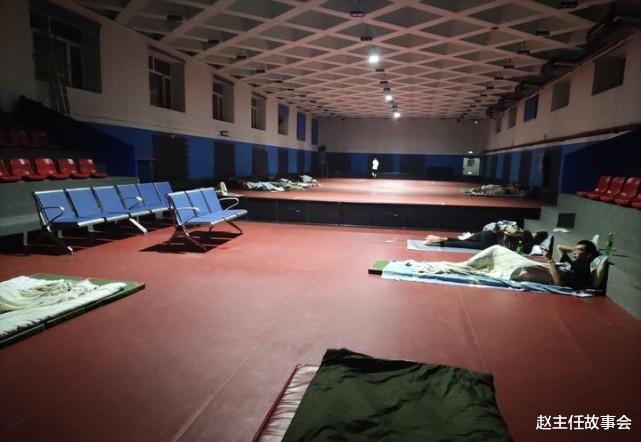 赵主任故事会|哈工大学生行政楼门口打地铺：愿中国青年都摆脱冷气！我做到了！