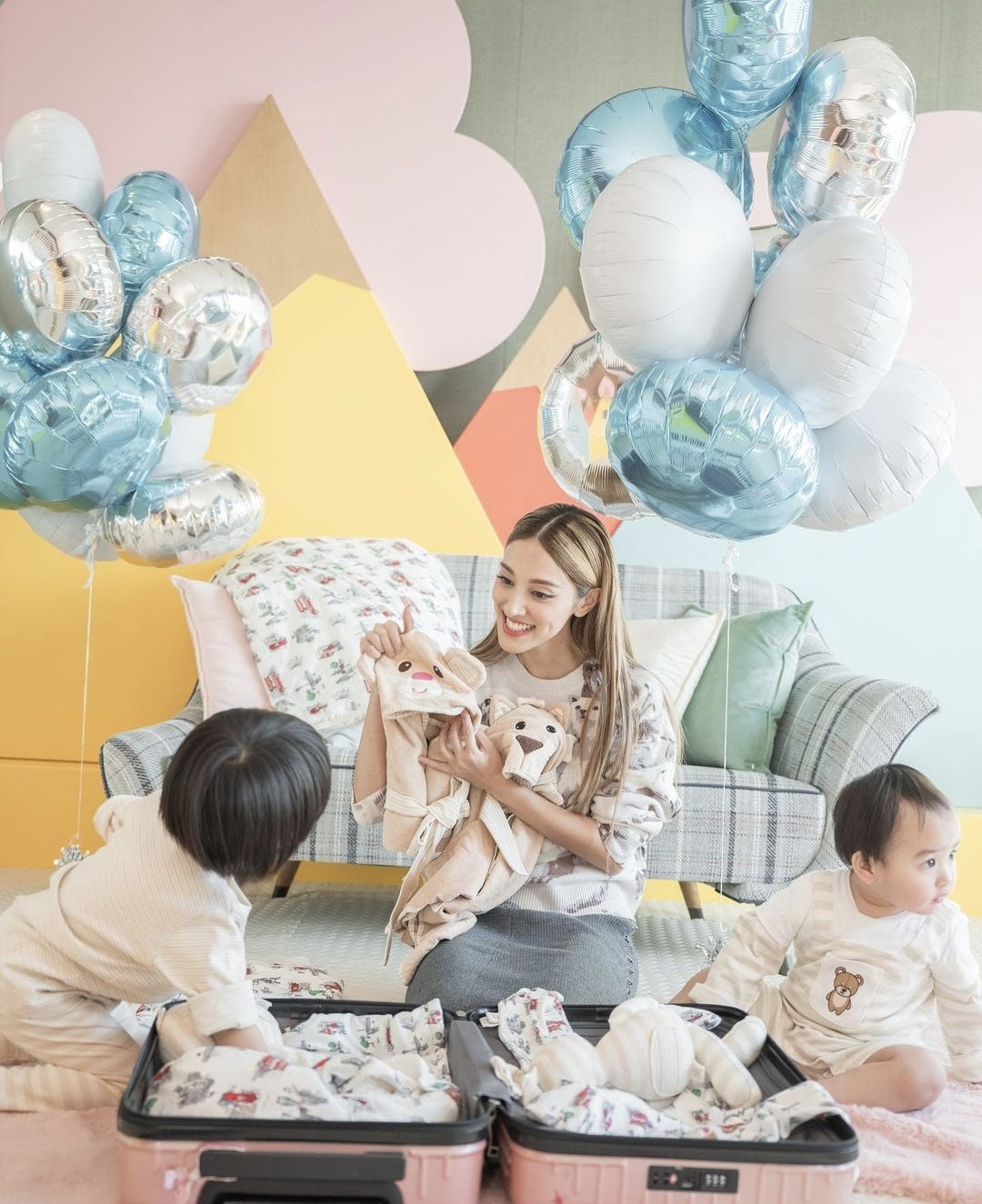 郑嘉颖|郑嘉颖90后娇妻携子拍广告，母子三人温馨互动，兄弟俩镜头感十足