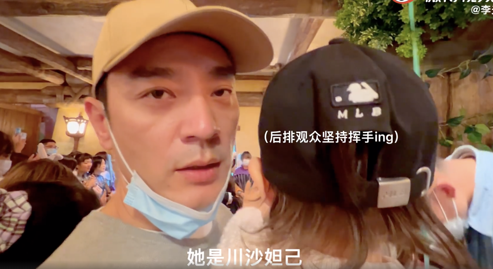 李光洁|李光洁携妻儿打卡迪士尼，把玲娜贝儿说成猫，称达菲熊是猴子太幽默