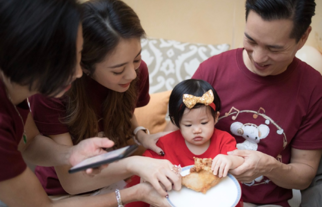 安以轩|安以轩晒1岁女儿萌照，娃宝翘着脚丫瞪着眼睛吃手，一脸傲娇萌翻