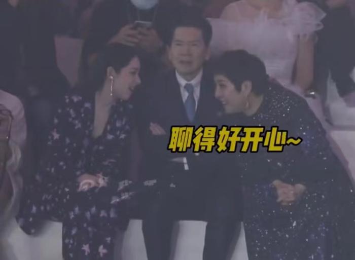 郭碧婷|郭碧婷带女儿购物，Cora穿扮粉嫩软萌可爱，有专人抱娃出行阵仗大