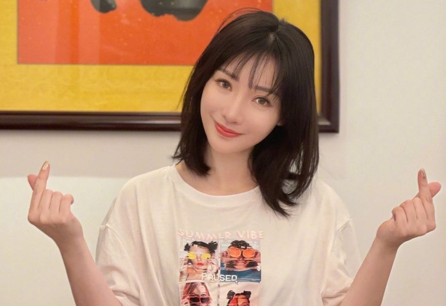 |“性感女神”柳岩：为母亲治病进入娱乐圈，惹怒知名导演因祸得福