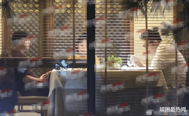 张卫健|张卫健夫妇聚餐，妻子饭桌上挖鼻屎被赞接地气，结婚17年无孩子