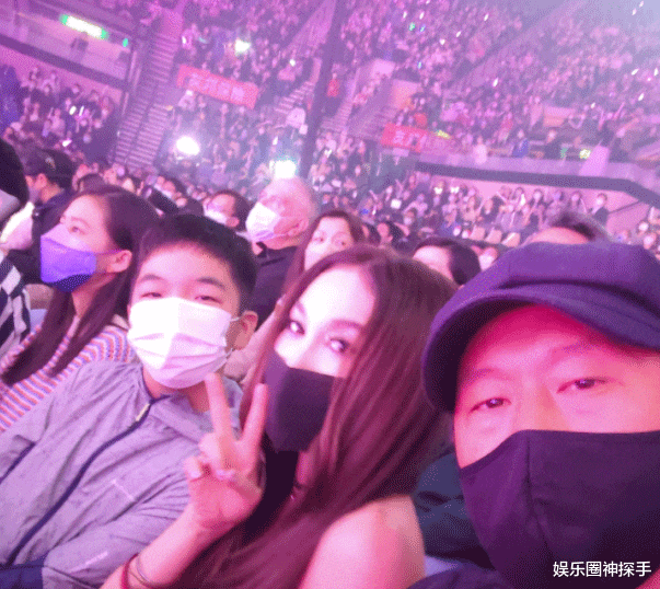 温碧霞|大美人温碧霞55岁,频在社交平台晒自拍,儿子颜值却引争议