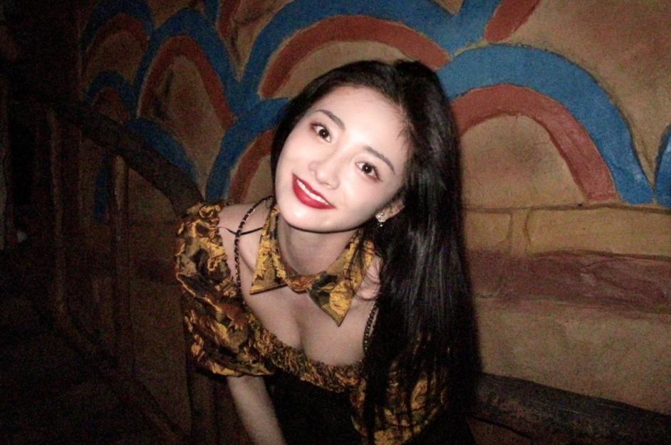 周洁琼|周洁琼现身横店游乐园，和闺蜜同坐摩天轮，三姐妹合影颜值超高！