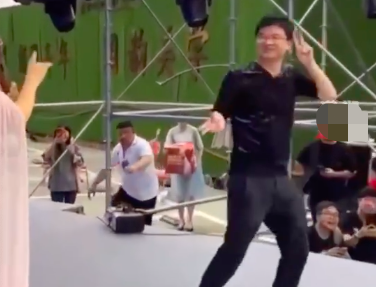 杨钰莹|杨钰莹现身商演，被误认成模仿者太尴尬！遭吐槽和荧幕形象差距大