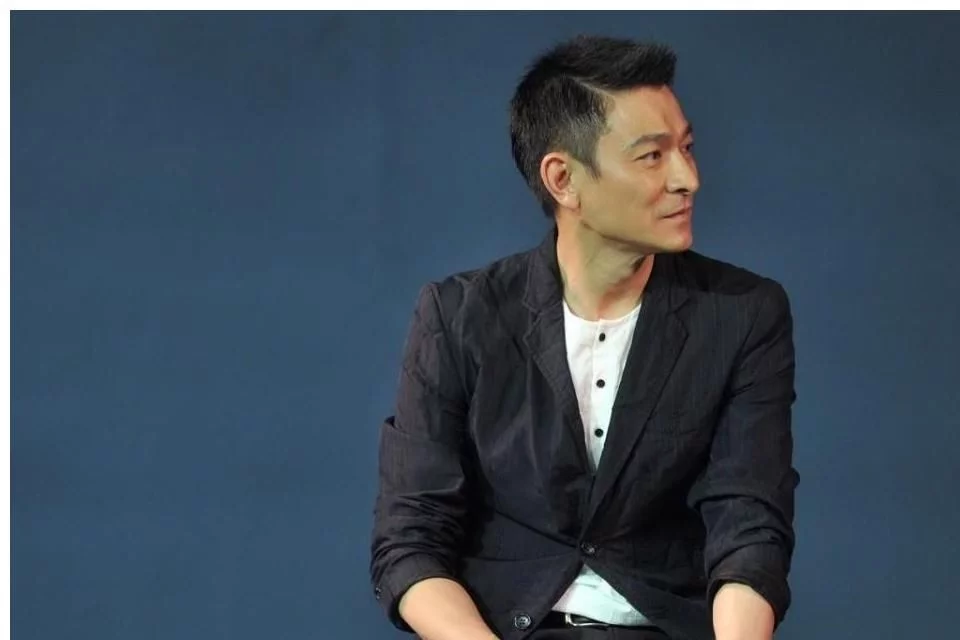 周星驰|为什么只有刘德华称仔！成龙、周润发称哥，周星驰却称爷？