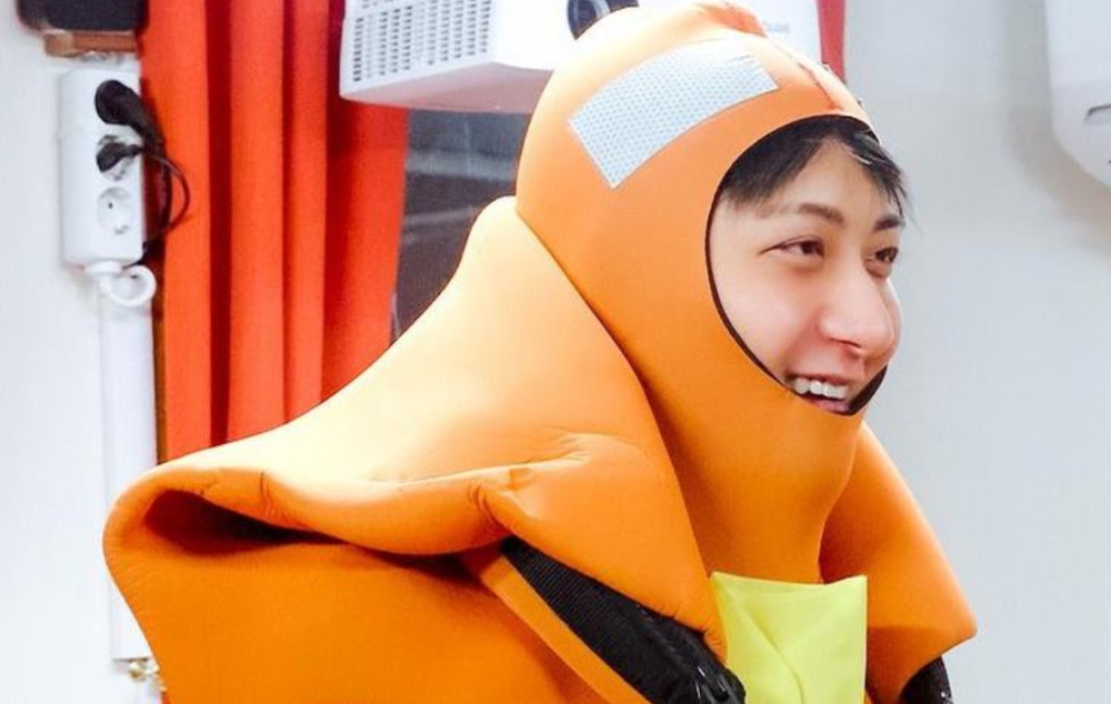 王怡人|中国明星拒绝跪拜礼有多拼?有人趴地,有人半蹲,还有人直接站着