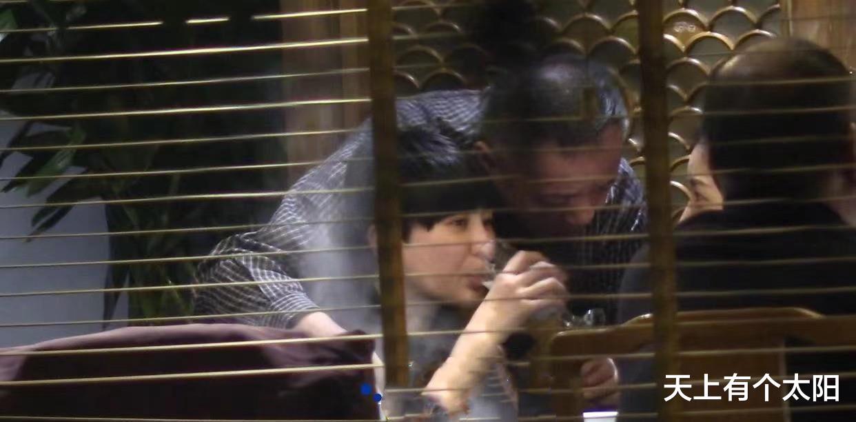 朴树|原创朴树妻子11月29日与男子举止亲密被拍，男方略胖显油腻，行为暧昧！