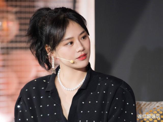 马思纯|马思纯久违的晒全身照，却因用墙挡住肚子，而再度被质疑怀孕