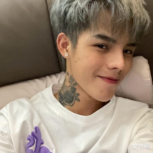 殷世航|殷世航逛街被男友人牵手搂怀里，小鸟依人回眸一笑很可爱，被调侃像小崽子