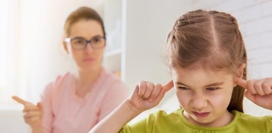 日居月诸说 地铁一组母子照片引网友热议,这样的孩子,是有教养还是没童真?