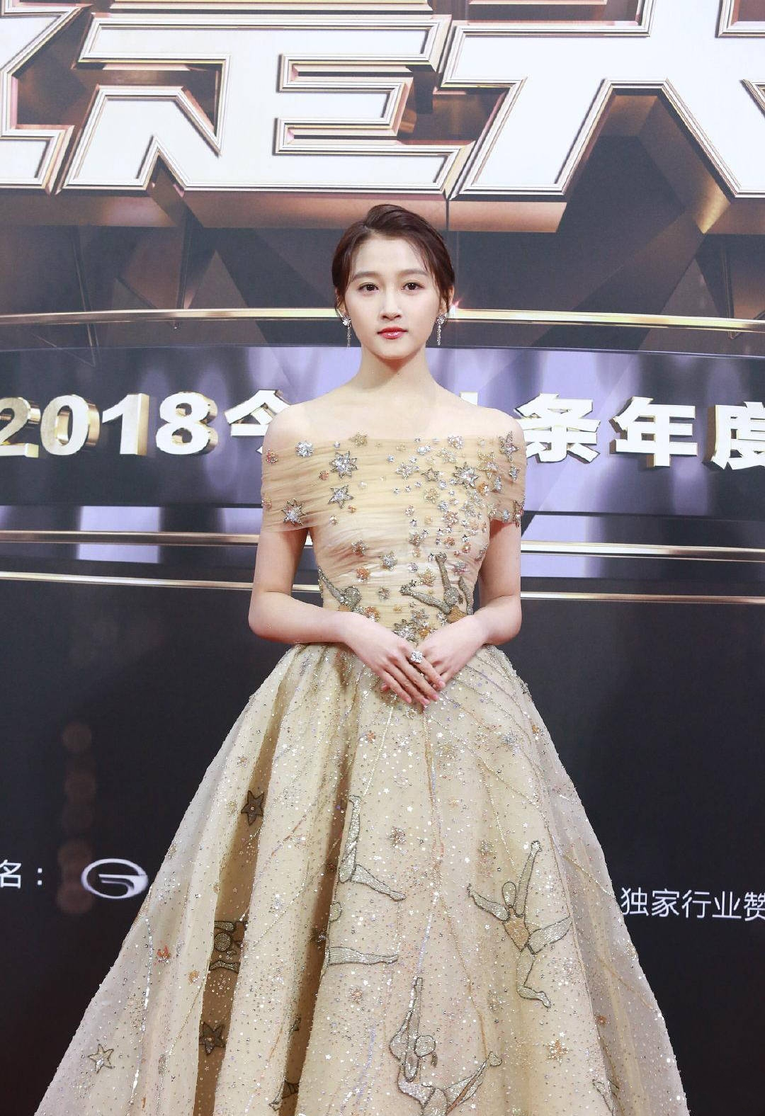 蒋欣|这些女星走红毯似在上演闹剧！看脸无可挑剔，秀身材，自曝缺点